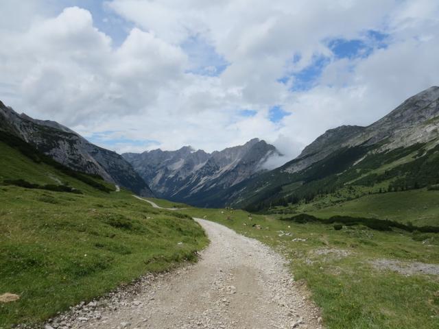 die Wolken reissen auf und blauer Himmel ist ersichtlich