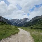 die Wolken reissen auf und blauer Himmel ist ersichtlich