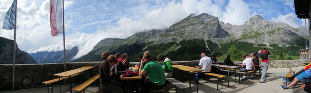 Breitbildfoto von der Terrasse des Karwendelhaus aus gesehen
