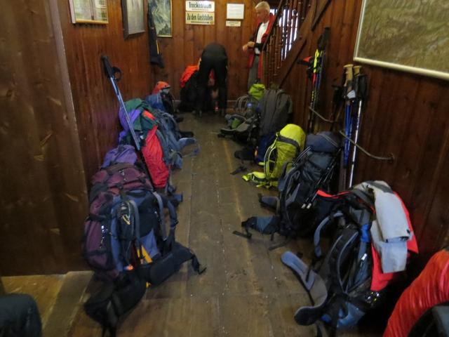 die Rucksäcke stehen bereit. Alles wartet auf den Alpentaxi