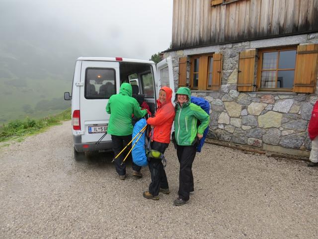 der Alpentaxi bringt uns nach Scharnitz.Die Überquerung vom Schlauchkarsattel muss wegen dem schlechten Wetter abgesagt werden