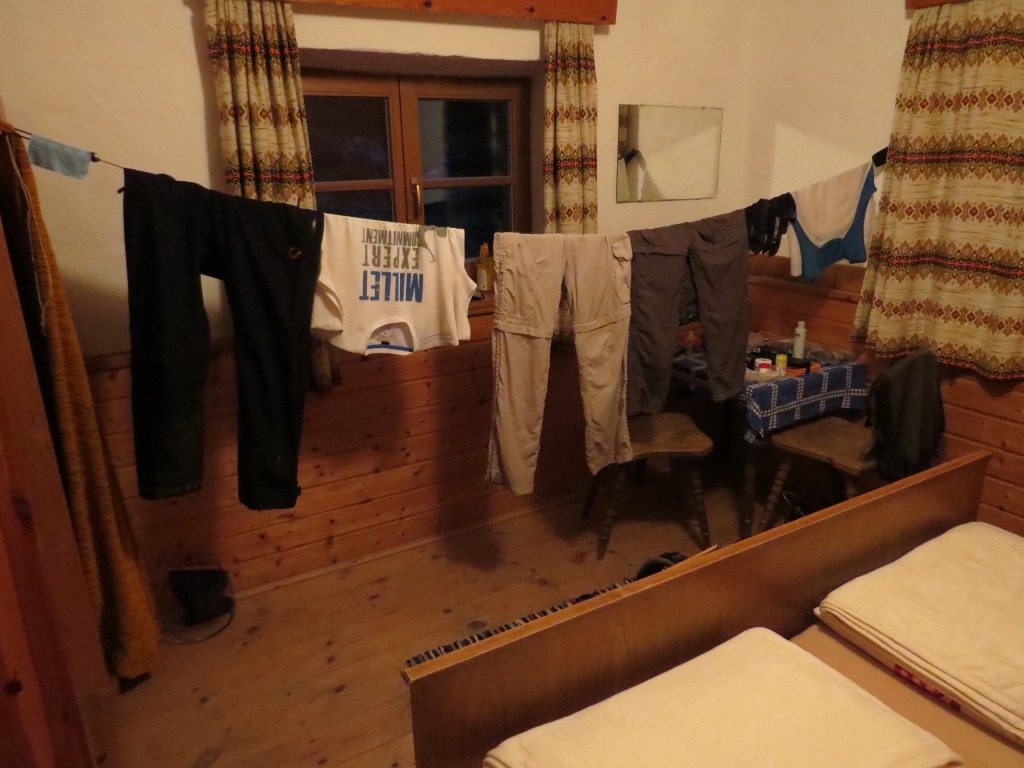 im Schlafzimmer haben wir die feuchten Kleider aufgehängt