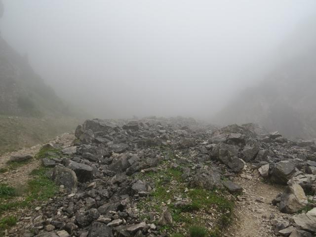 im dichten Nebel führt der Bergpfad aufwärts zum Lafatscherjoch