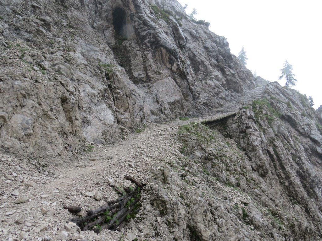 der Bergpfad führt uns durch den Durchschlag - eine steile Schotterrinne