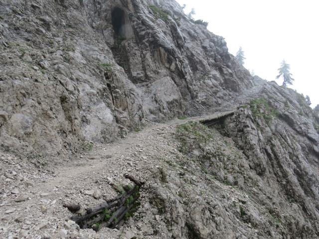 der Bergpfad führt uns durch den Durchschlag - eine steile Schotterrinne