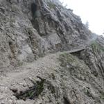der Bergpfad führt uns durch den Durchschlag - eine steile Schotterrinne