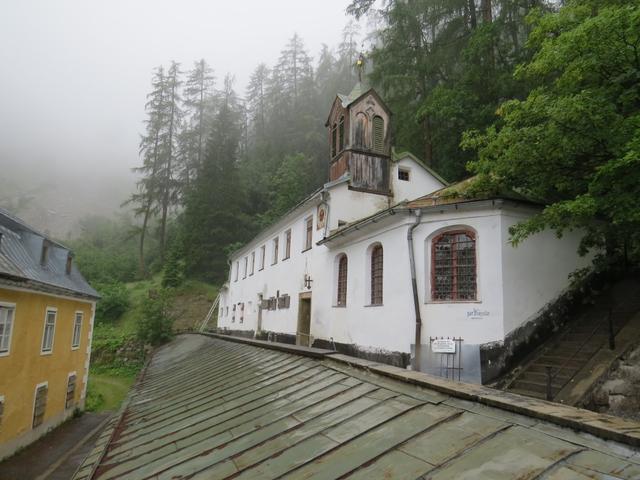 es ist sogar eine kleine Kirche vorhanden