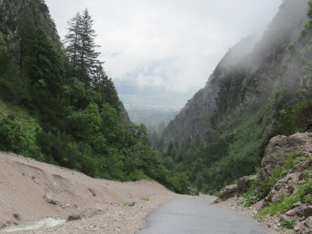 über das Halltal geht es nun über eine Asphaltstrasse abwärts nach Hall