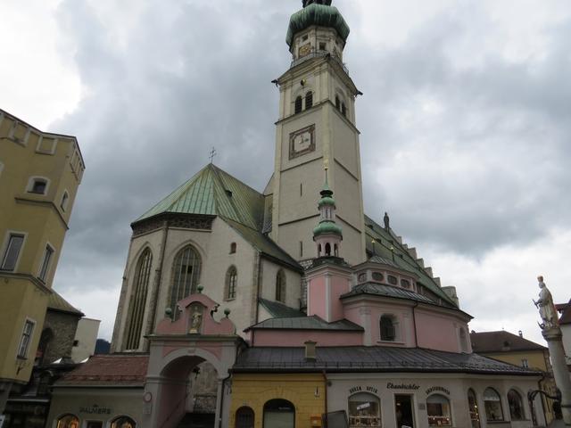 die Salzgewinnung und das prägen von Münzen machte Hall vermögend. Hier die Pfarrkirche St.Nikolaus