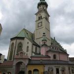 die Salzgewinnung und das prägen von Münzen machte Hall vermögend. Hier die Pfarrkirche St.Nikolaus