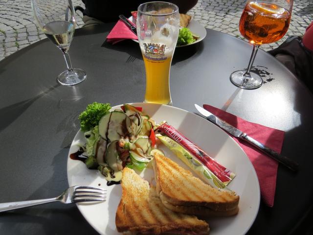 ein super feiner Toast und ein Weizenbier stärkte uns, so das wir weiter die Altstadt anschauen konnten