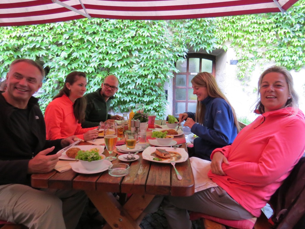 Markus, Clarissa, Patrick, Evelyn und Doris geniessen das Essen