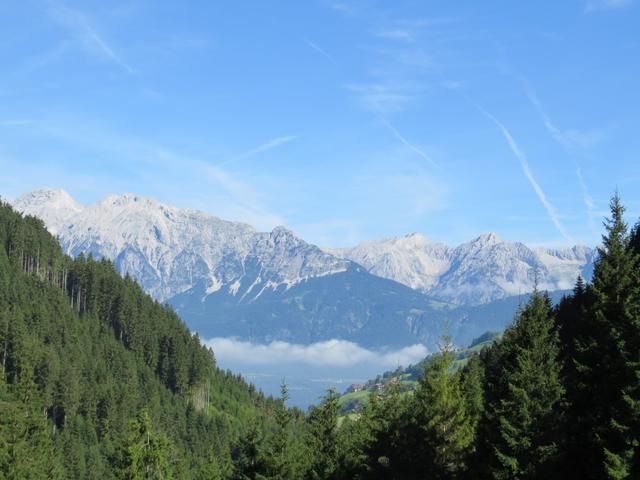 Blick auf der anderen Talseite des Inntals zum Karwendelgebirge