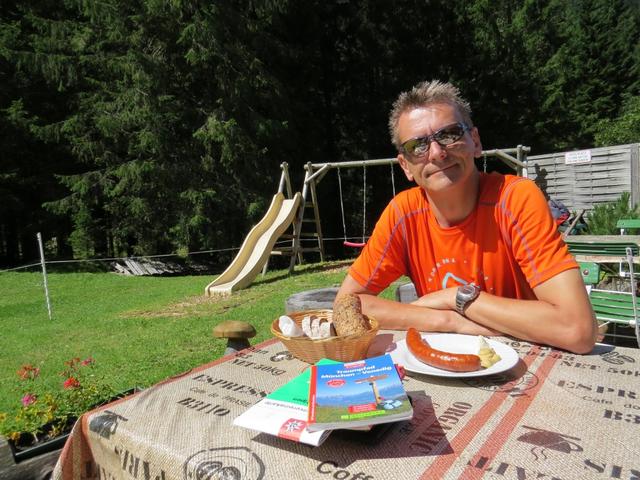 Franco geniesst eine kleine Brotzeit