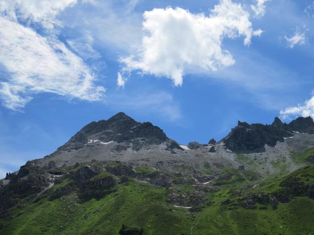 Blick hinauf in die Lizumer Berge