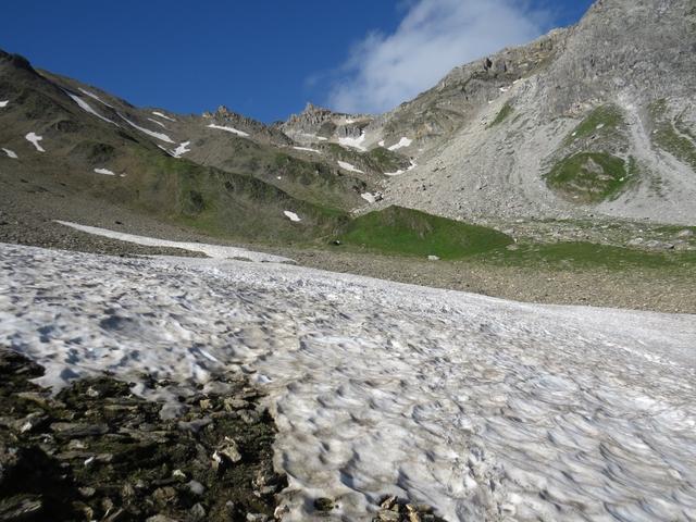 der Bergpfad führt über Altschneefelder