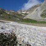 der Bergpfad führt über Altschneefelder