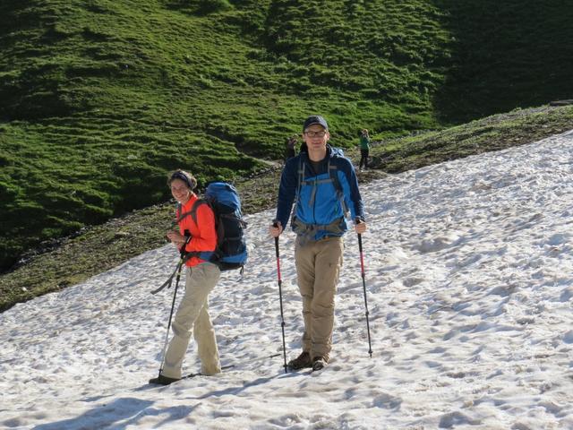 Clarissa und Benny finden es speziell im August noch auf Schnee zu laufen