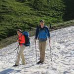 Clarissa und Benny finden es speziell im August noch auf Schnee zu laufen