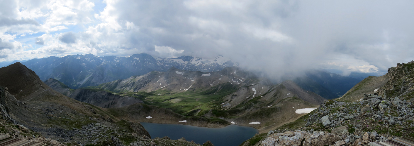 Breitbildfoto mit Blick zum Junsee und Olperer