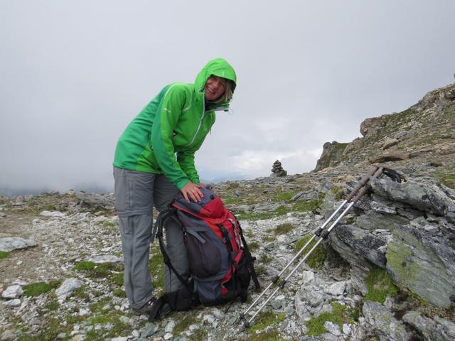 das Wetter wird schlechter. Die Regenkleider werden aus dem Rucksack genommen