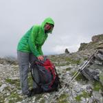 das Wetter wird schlechter. Die Regenkleider werden aus dem Rucksack genommen