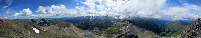 schönes Breitbildfoto mit Blick zu den Zillertaler Alpen mit Olperer und Tuxer Ferner