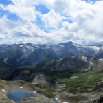 schönes Breitbildfoto mit Blick zu den Zillertaler Alpen mit Olperer und Tuxer Ferner