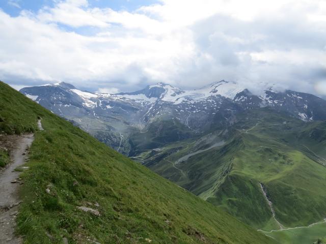 auf der anderen Seite des Gschützspitzsattel geht 700 Höhenmeter abwärts. Der Blick zum Olperer erleichtert einem den Abstieg