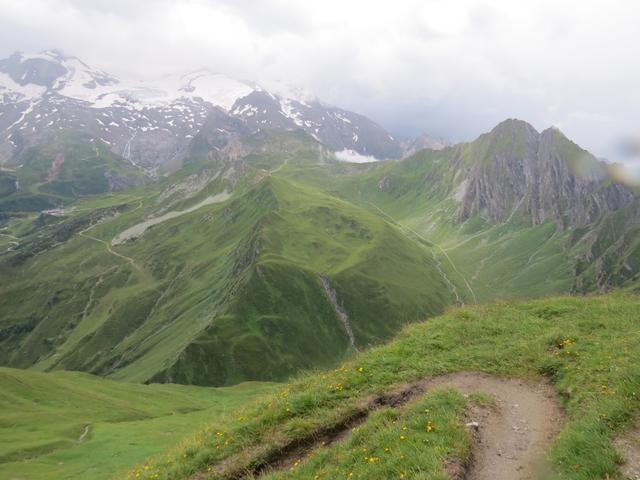 zuerst müssen wir aber (rechts gut ersichtlich), zum Weitental hinunterlaufen