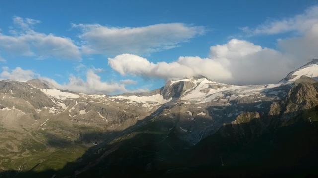 links die Friesenbergscharte, Olperer und Tuxer Ferner