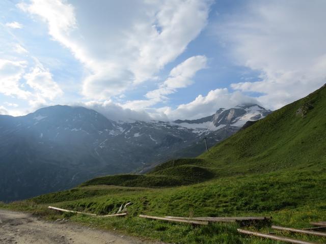 das Wetter sieht nicht schlecht aus. Wir beschliessen die Friesenbergscharte zu erklimmen