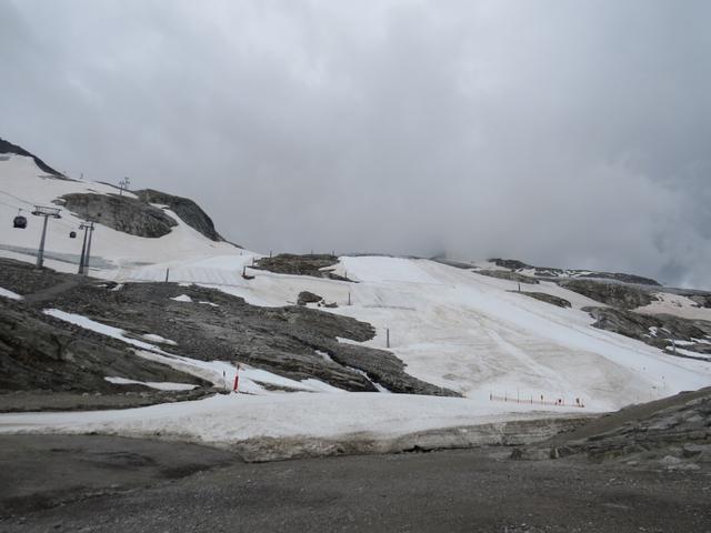 bei der Bergstation biegen wir links ab und lassen die Tuxer Ferner Skipisten rechts liegen