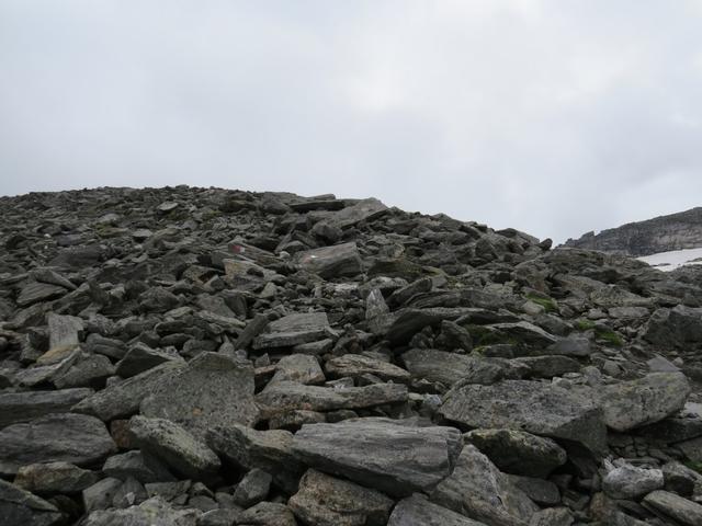 über Geröll und Blockschutt führt uns der Bergpfad weiter aufwärts. Die Markierungen sind zum teil spärlich vorhanden