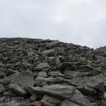 über Geröll und Blockschutt führt uns der Bergpfad weiter aufwärts. Die Markierungen sind zum teil spärlich vorhanden