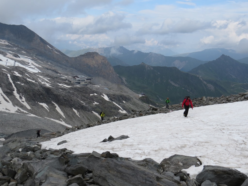 der Weg führt uns immer wieder über Altschneefelder