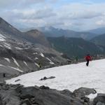 der Weg führt uns immer wieder über Altschneefelder