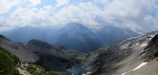 Breitbildfoto von der Friesenbergscharte aus gesehen mit Blick auf den Friesenbergsee mit Hütte und Grossen Mösler