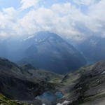 Breitbildfoto von der Friesenbergscharte aus gesehen mit Blick auf den Friesenbergsee mit Hütte und Grossen Mösler