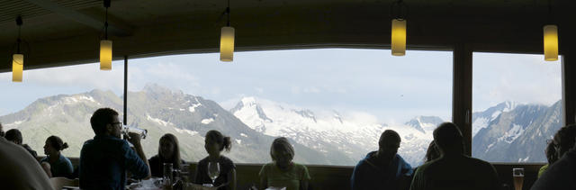 Breitbildfoto vom Aufenthaltsraum der Olpererhütte. Was für eine schöne Aussicht auf die Zillertaler Bergwelt