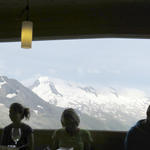 Breitbildfoto vom Aufenthaltsraum der Olpererhütte. Was für eine schöne Aussicht auf die Zillertaler Bergwelt