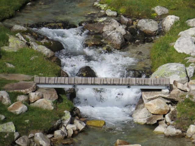 Blick zur Brücke die den Unterschrammach-Bach überspannt