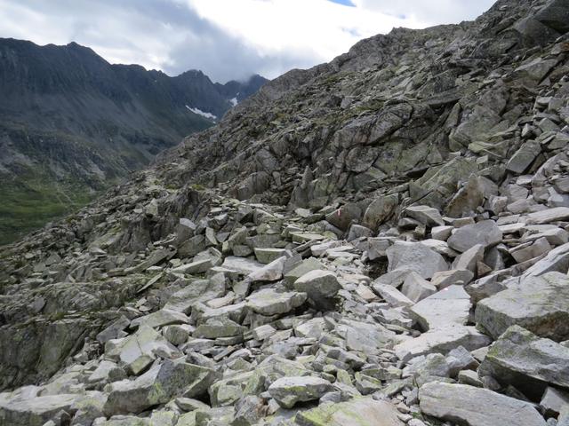 wer nicht gerne stundenlang über Steinplatten läuft, muss den Talweg unter die Füsse nehmen