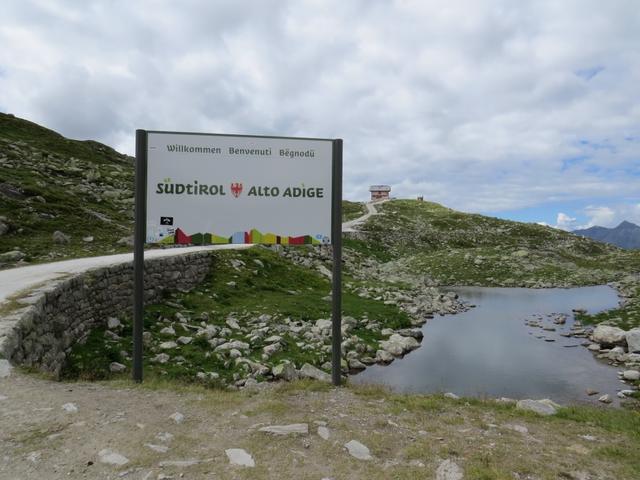 wir befinden uns nun auf den Pfitscherjoch 2251 m.ü.M. und zugleich im Südtirol