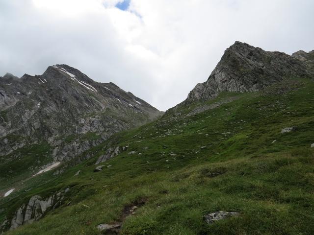 der Bergpfad biegt nun rechts ab in die Scharte