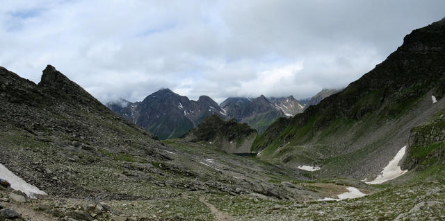 Breitbildfoto von der Gliederscharte aus gesehen mit Blick Richtung Pfunders