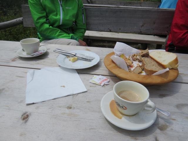 wir liessen es uns nicht nehmen, hier eine kleine Pause einzulegen. Kaffee, Brot und Käse waren sehr gut