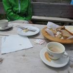 wir liessen es uns nicht nehmen, hier eine kleine Pause einzulegen. Kaffee, Brot und Käse waren sehr gut