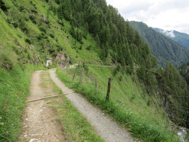 auf einem schönen und einfachen Wanderweg geht es weiter abwärts Richtung Dun