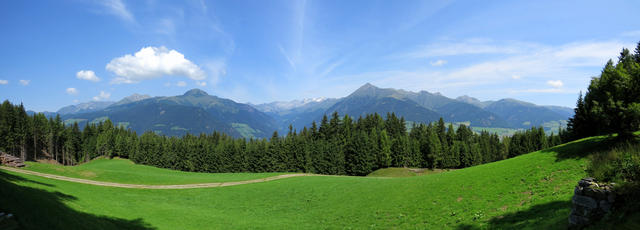 auf der Moarkaser Alm 1434 m.ü.M., konnten wir dieses Breitbildfoto schiessen. Blick auf das Val die Fundres